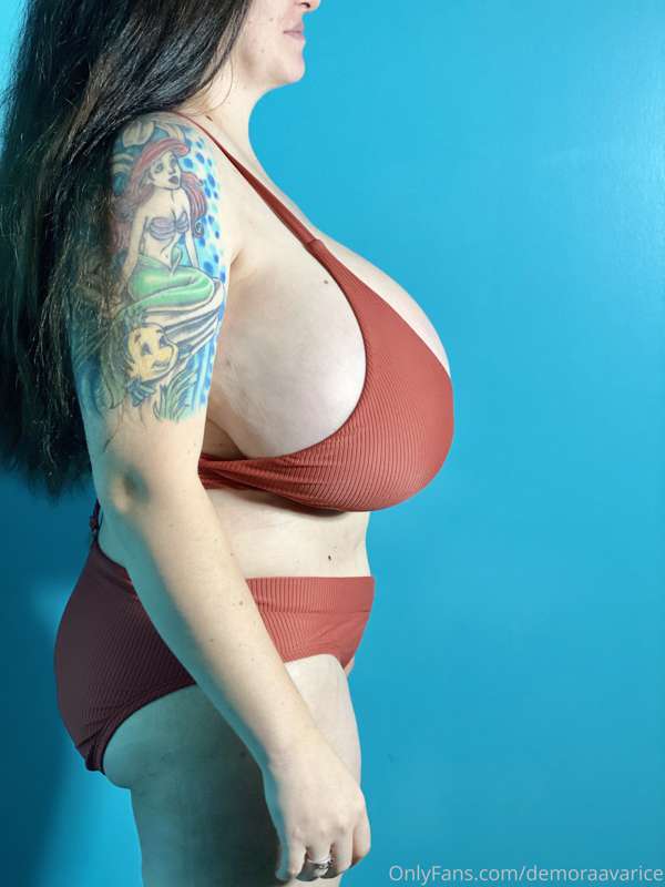Bra seems like it fits til you see it from below 😅. At least.. 2
