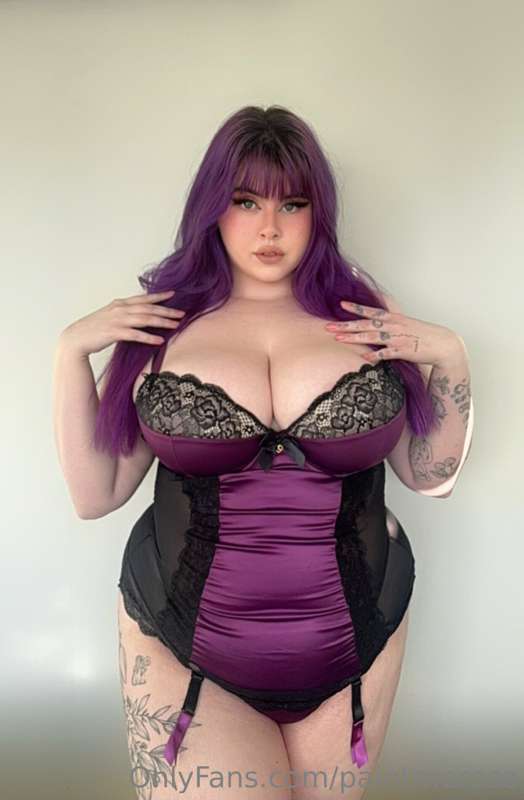 How cute is this set? i love that the purple matches my hair.. 3