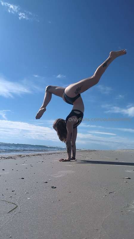 Handstands heal my soul🩵 3