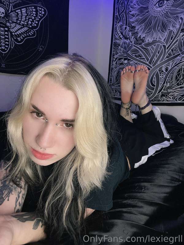 Just some rare photos of me in the pose 😈 1