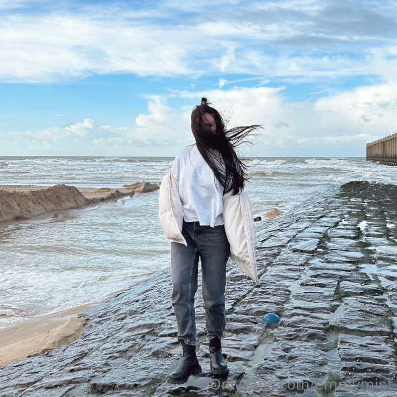 Hey lovelies! 🌊✨ Spent a blissful day seaside, capturing mom.. 1