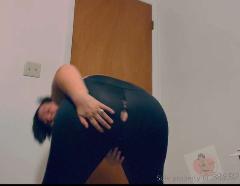 My fat ass destroys these poor leggings 😍🍑