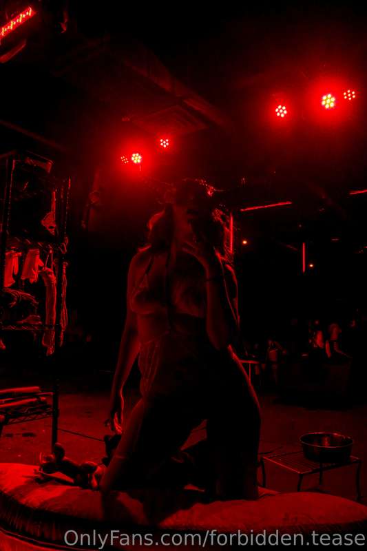TBT RedRoom Event. Your favorite soft domme,boudoir,😈🧛‍♀️🖤