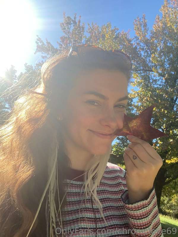 Rate my leaf 🍁 selfie! 🥰 which one is best 1,2, or 3?! 😊 fun.. 2
