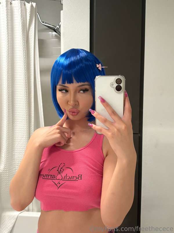 Send me a kiss in my DMs 💋