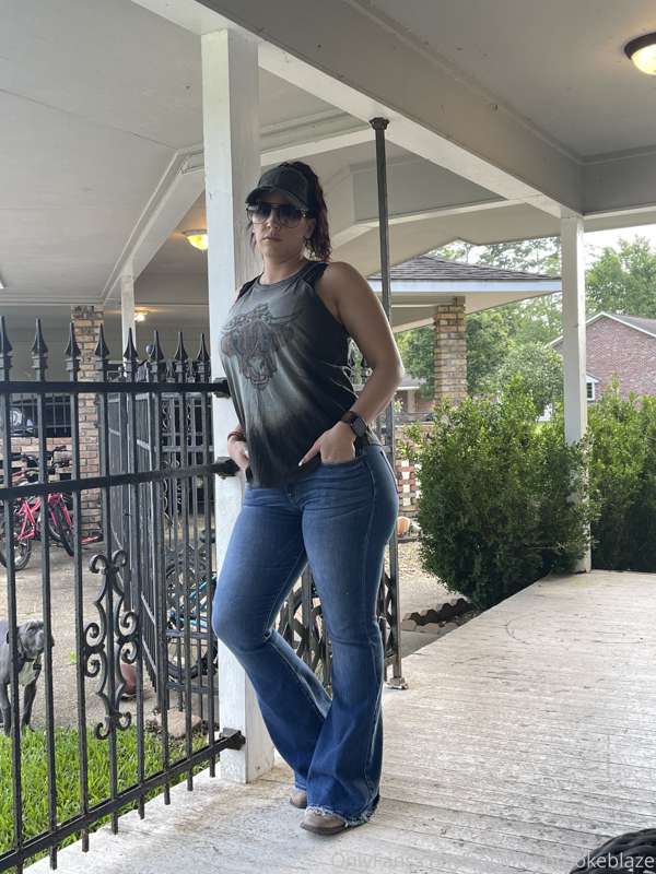 Is it just me or is that booty poplin’?!?! 😜 Happy Friday y’..