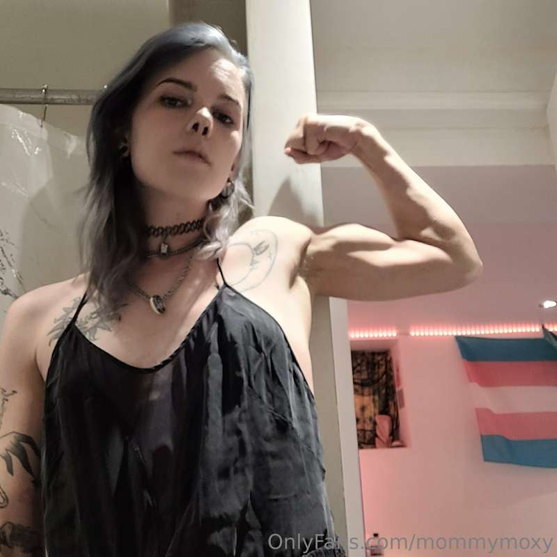 It's a muscle mommy summer ☀️
