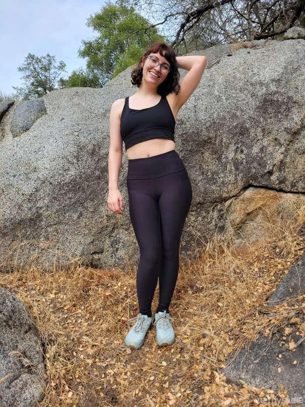 Wanna be my hiking buddy? I'll make sure to wear you out 😜 7