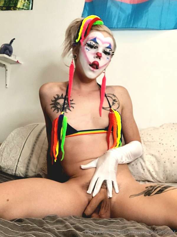 Moxy the clown cums to town thus Halloween season 🤡 hope yal.. 3