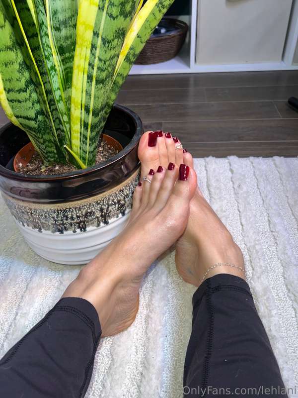 I would love a foot massage rn ❤️ had a long day today, if o.. 9