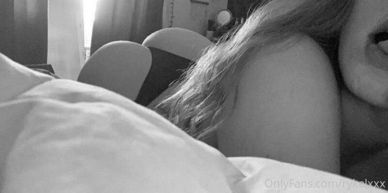 Cum in me daddy 💦 tip me $10 and dm me 👅👅