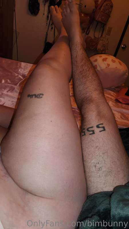 Holy FUCK!!!!!!!! My feeders leg looks TINY next to mine! I'.. 3