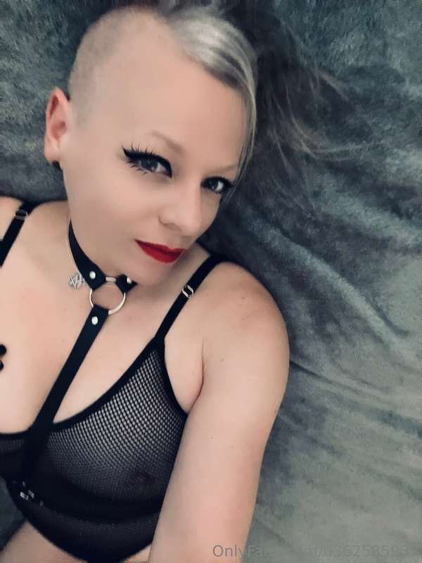 happy fishnet Friday 🖤🦇 24