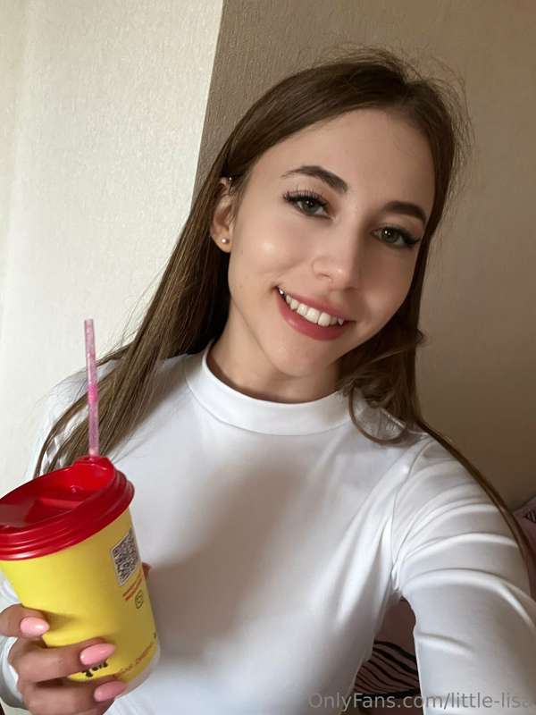 Don't look at the coffee silly, look at me 😋