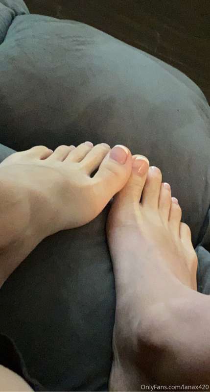 look how cute my pedicure is 😋