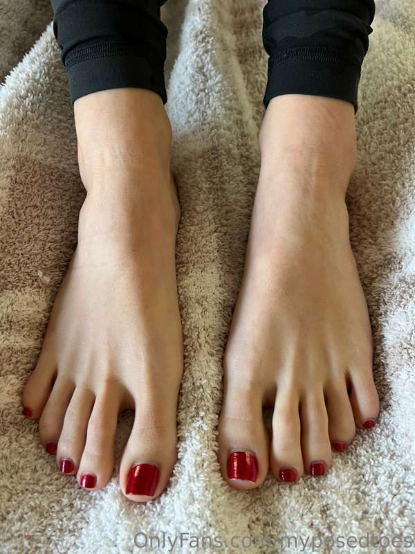 Red toes with a big splash of white 😉💦🦶
