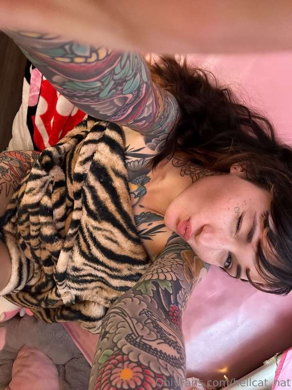 I'm sick.. but I'm still horny 🤣 Does this ever happen to yo.. 6