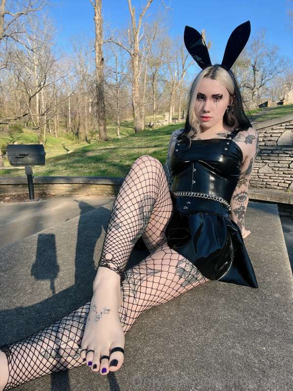 Happy Easter 😈 toes and soles are your treat today