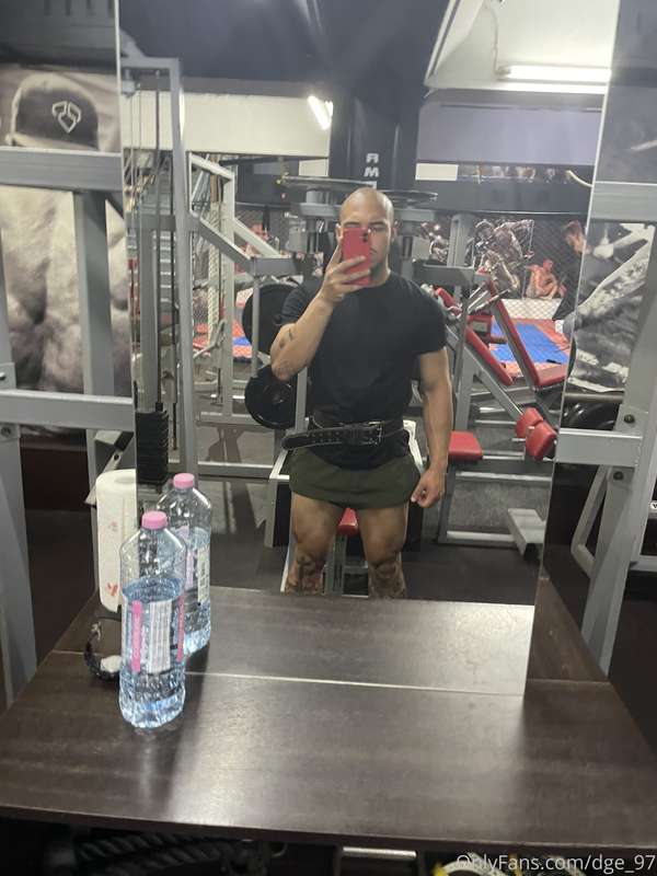 Who wanna see me workingout naked?