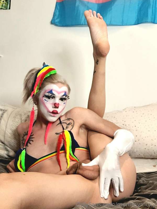 Moxy the clown cums to town thus Halloween season 🤡 hope yal.. 11