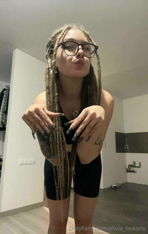 you like girls with long manicures?🥰  or if they're naked it..