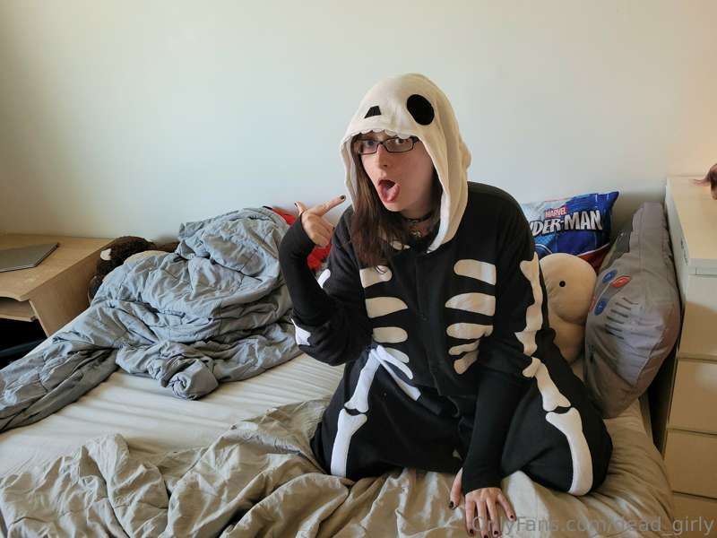 Check out @BoringKate ! 
She's a cute trans girl with big ti.. 9