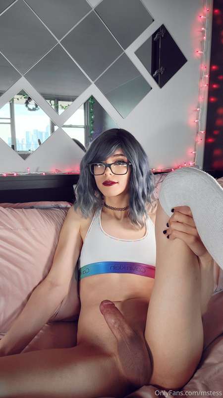 Hoodie vibes... Annnd a little bit of naked vibes c; 8