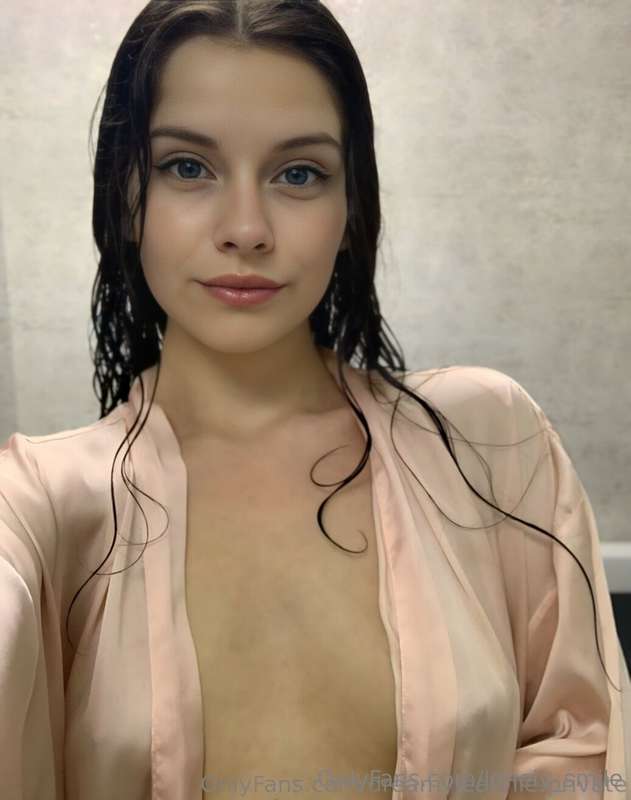 🔥 FREE SUB NOW @ashley_shining_star 🔥  This brunette @ashley..