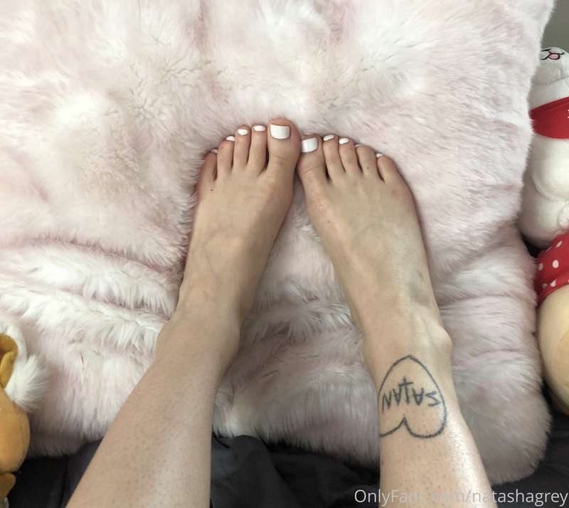 Showing off my new pedicure!  I’ll be doing a footjob with R.. 3