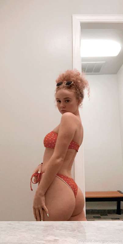 A little shot before the hot tub💋