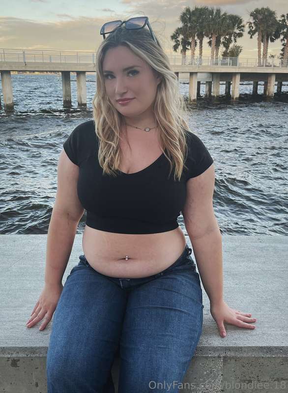 Low rise jeans in public >>> 1