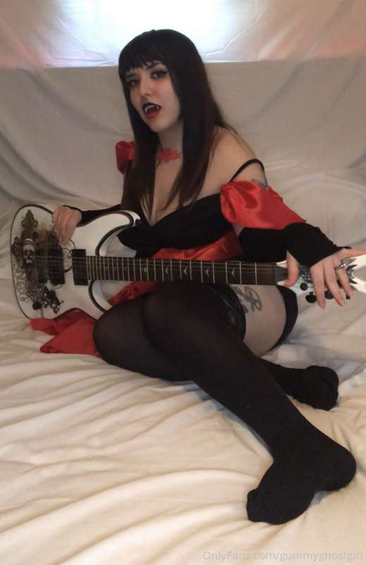 Hex Girls cosplay! Ever wanted to see what’s under Thorn’s d.. 20