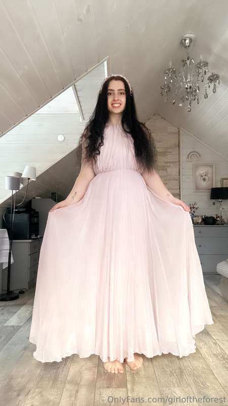 I found this beautiful dress in my closet. I bought it five .. 1