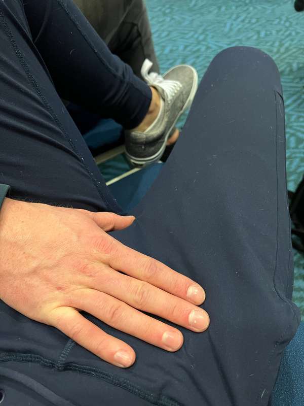 Sneaky airport pussy strokes 🥵😻