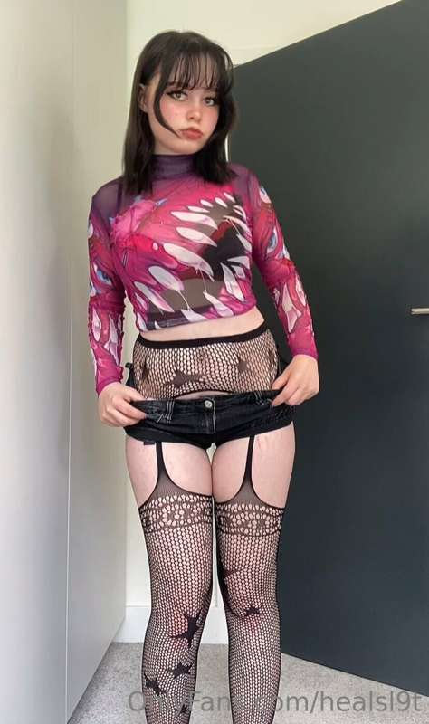 does it make u horny to see me take off my shorts?