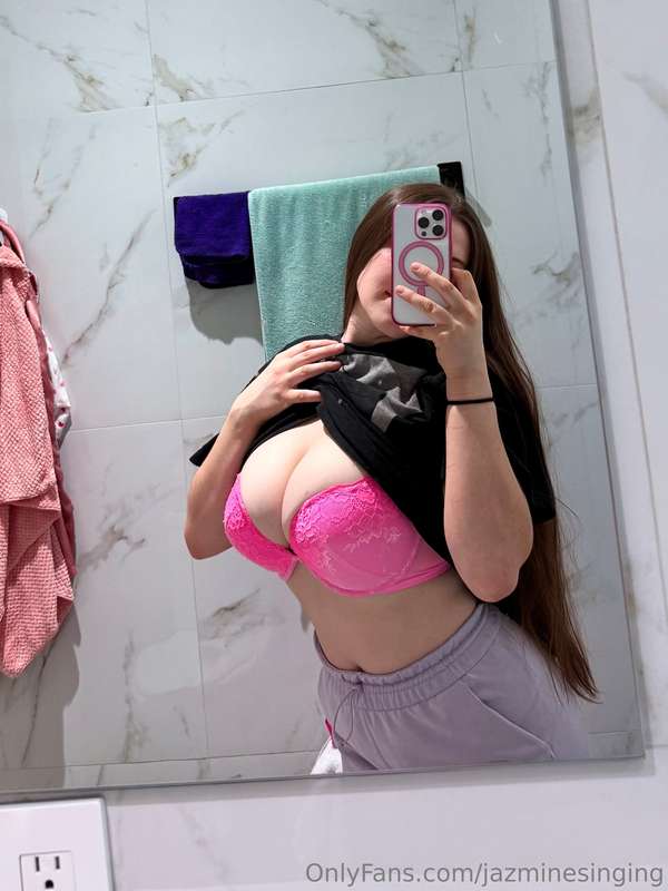 Love the colour of this bra! Hot neon pink is so pretty💕✨
