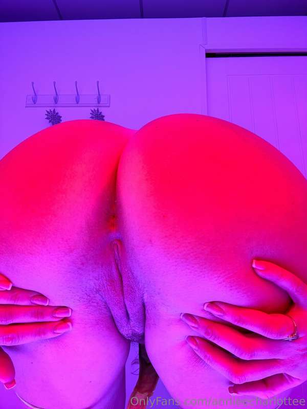 ## SUNBEDS AND STRIPPING 😈  Should I film more stuff in here.. 4