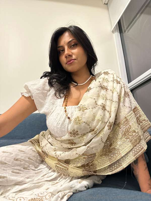 Desi Girlfriend's Secret Desire: SFW Photo Set 2

Model: @th..