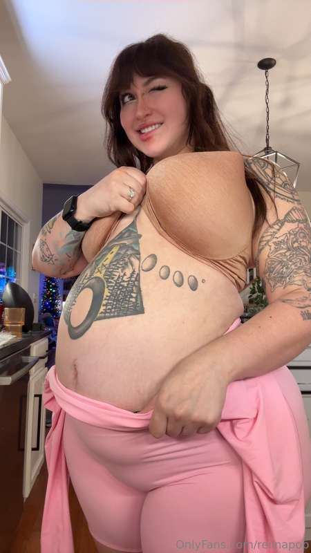 Swipe to take out my bloated gut 🥵 I had two 16oz protein sh.. 7