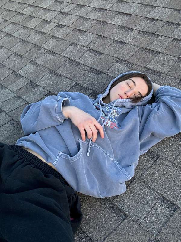 naked on the roof yet again 😏give me a pretty view to look a.. 19