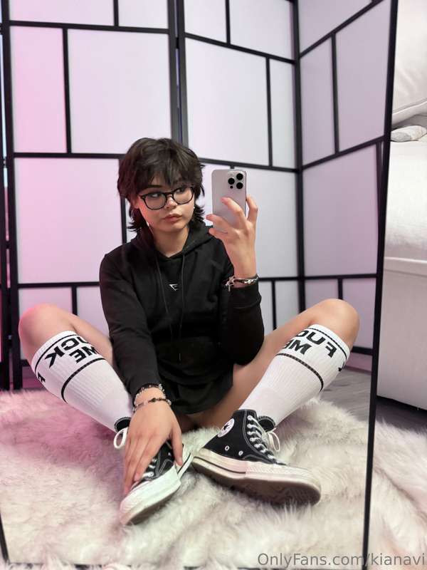 IVE BEEN SO HORNY TODAY UNGHHH I JUST WANNA SHOVE SOMEONE'S .. 2