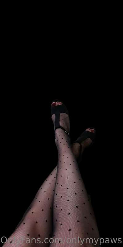 Sexy tights, high heels and red nails. 🦶👠 3