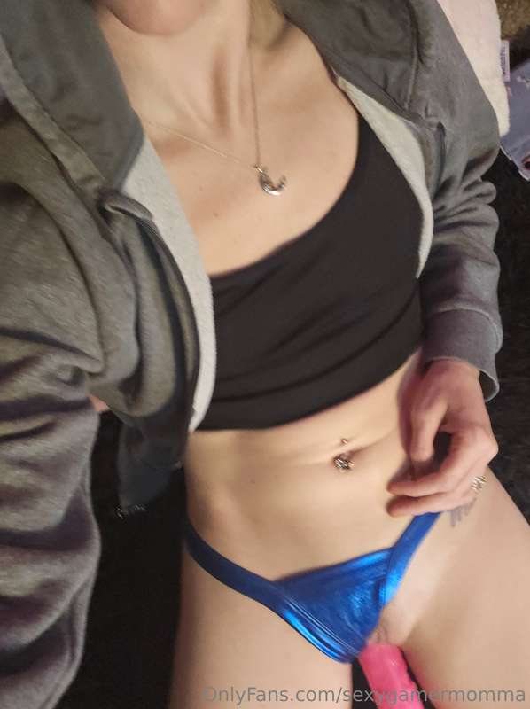 Hiya who likes live streams??? Should I stream to OF?