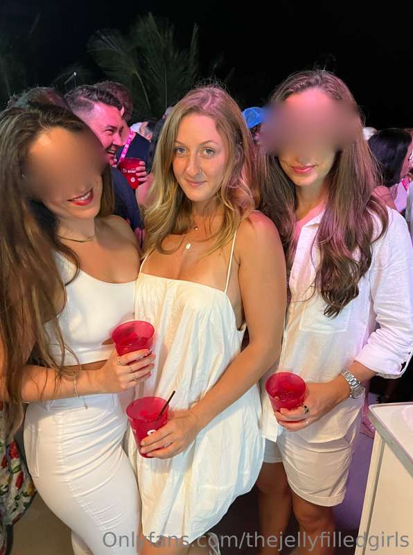 so....... who's the third Jelly? 🤪
take your guesses! 😏 2