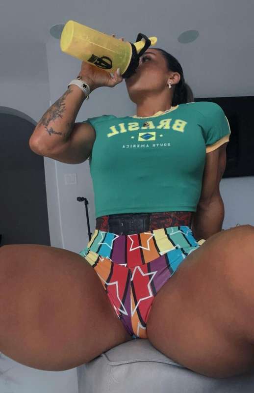 Muscle mommy 👅