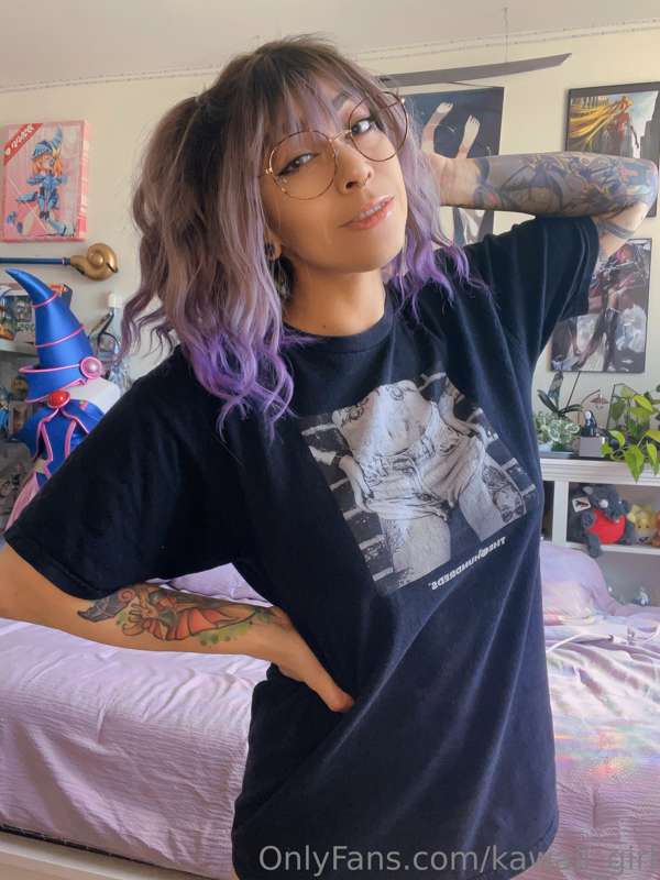Big shirts & no panties are my go to fit for lounge days 💕✨
.. 4