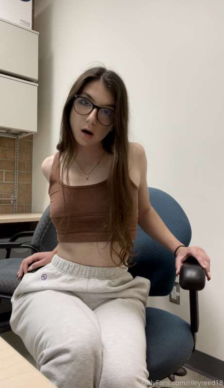 MY pussy is so wet, tip me $10 & I’ll show you 🤤😻  