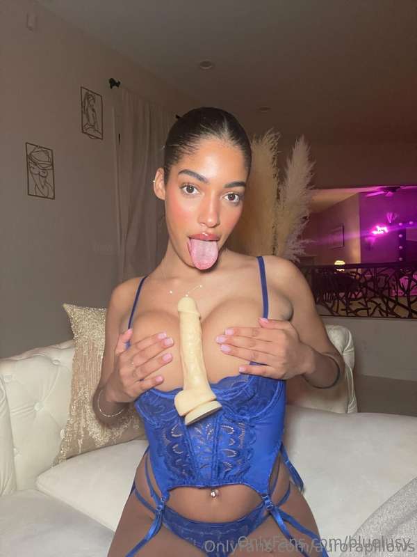 Hot mulatto 👉 @aurorapillows with an 𝐚𝐭𝐡𝐥𝐞𝐭𝐢𝐜 𝐛𝐨𝐝𝐲 🔥 wants t..