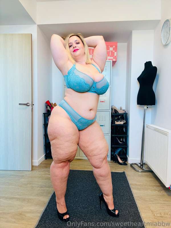 Happy Hump Day ! ( yes in the video i trip at one point curi.. 2