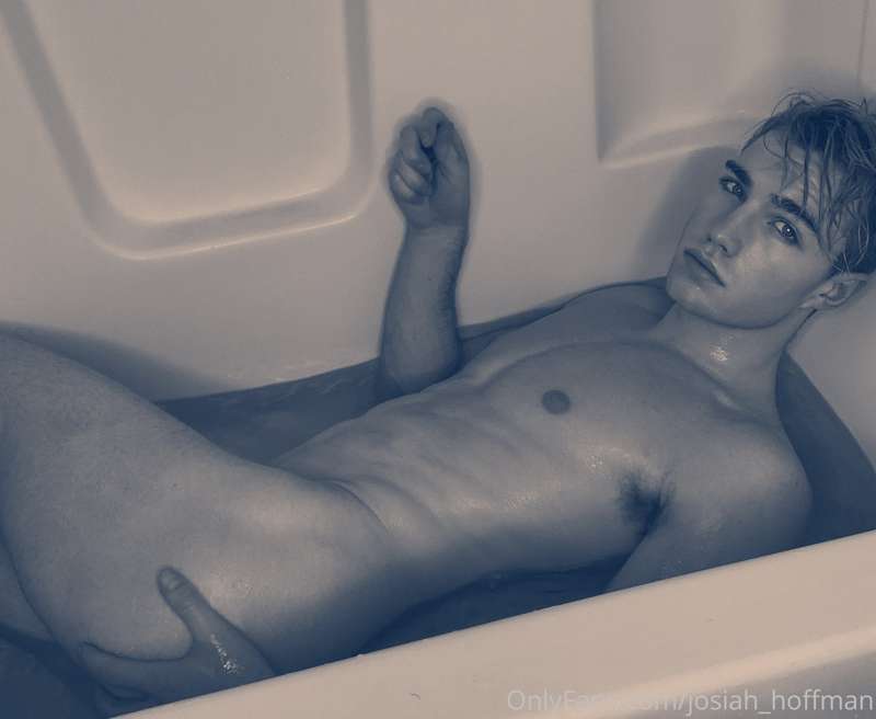 Tub time anyone? 😈💦 6